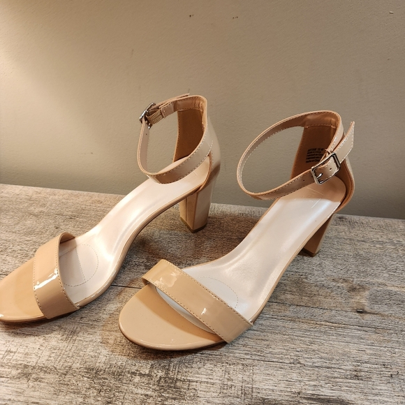 DB Studio Women's Patent Nude Pumps Size 10W - Picture 3 of 7